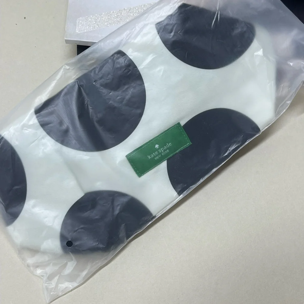 (new) Kate Spade costmetic pouch /travel kit toiletries polka dot